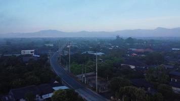 aéreo ver de un rural pueblo envuelto en niebla tóxica desde ardiente actividades. areas con denso niebla tóxica y cubierto con pm2.5. aire contaminación y ecológico problemas video