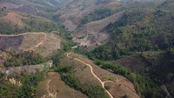 montaña destruido por humano para cultivar plantas. aéreo ver de montañas cubierto en calina desde ardiente bosques areas con denso niebla tóxica y cubierto con pm2.5. aire contaminación y ecológico problemas video