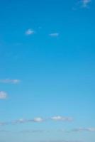 cubrir página con azul profundo cielo con nubes como un antecedentes con Copiar espacio. foto