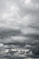 cubrir página con dramático lluvioso y Tormentoso cielo con pesado nubes como un antecedentes con Copiar espacio. foto