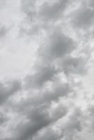 cubrir página con dramático lluvioso cielo con pesado nubes como un antecedentes con Copiar espacio. foto