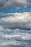 cubrir página con profundo azul cielo con iluminado nubes como un antecedentes. foto