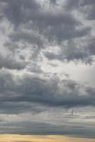 cubrir página con dramático lluvioso cielo con pesado nubes como un antecedentes con Copiar espacio. foto