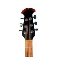 elegante Cereza en color de madera guitarra cuello con sintonizadores y instrumentos de cuerda aislado a blanco antecedentes. concepto de música instrumentos y Arte. foto