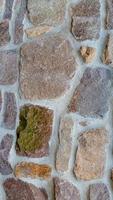 cubrir página con medio años Roca pared con patrones de antiguo ladrillos y piedras como un fondo, de cerca, detalles. foto