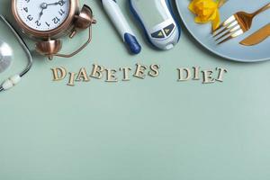 diabetes dieta texto. estetoscopio, glucómetro y plato con Copiar espacio en de colores antecedentes foto
