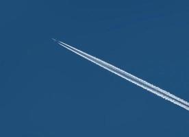 pista de avión en un azul cielo foto