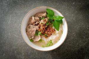 sopa vietnamita pho bo con cerdo y fideos de arroz foto