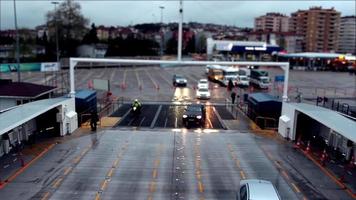 bilar stiga på feyyboat, Timelapse färja rida bilar och passagerare, selektiv fokus, ljud effekt video