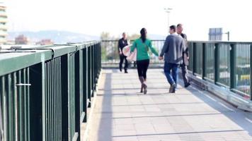 mensen wandelen Aan een zonnig dag, mensen kruispunt loopbrug, Istanbul, selectief focus, lawaai effect video