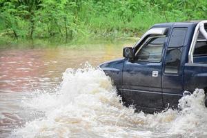 inundaciones causado por clima cambiar, deforestación y emisiones de invernadero gases dentro el tierra atmósfera hacer gente movimientos difícil, causando dañar a carros desde el inundaciones, en movimiento. foto