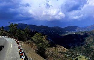 un montaña la carretera nainital uttarakhand, varios puntos de vista de nainital la carretera foto