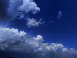 nube blanca en el cielo azul foto