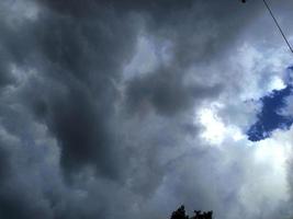 nube blanca en el cielo azul foto