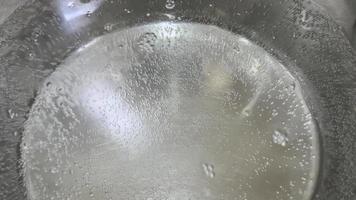 caldo acqua nel un' metallo pentola appena prima bollente. video