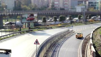 carros Moviente en el carretera, pesado ciudad tráfico, hora lapso, selectivo enfocar, ruido efecto video