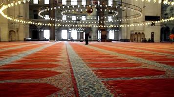 muçulmanos dentro mesquita para salah video