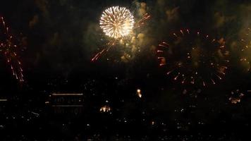 fuegos artificiales con vista de la luz nocturna del paisaje urbano del horizonte de novosibirsk en el crepúsculo video