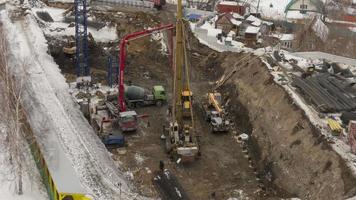 alto multi piso edificios debajo construcción y muchos grúas lapso de tiempo activo trabajo a construcción sitio video