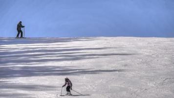 turisti rilassare a il montagne sciare ricorrere belokurikha, lento movimento. hdr metraggio video