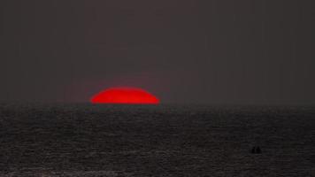 malerisch rot Sonnenuntergang auf das Ozean Küste, Einbruch der Dunkelheit. Freiheit und Inspiration. schön Natur video