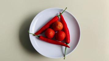 rotativo exibição do tomates e pimentões. muito lindo e pode estar usava Como Muito de video