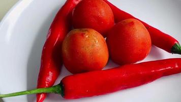 rotante Schermo di pomodori e peperoncini. molto bellissimo e può essere Usato come tanto video