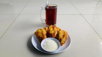 fritte banane con aggiunto zucchero e accompagnato di un' bicchiere di caldo tè. molto bene quando esso piove video