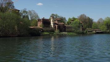medieval castillo visto desde río correos en Turín video