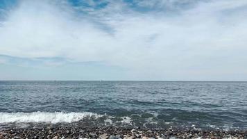 mare onde e blu cielo sfondo video