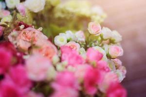 ramo de flores de artificial rosas flores decoración en ceremonia boda. foto
