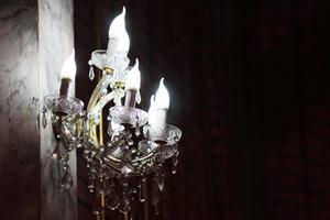 lujo cristal candelabro colgando y decoración Encendiendo en el pared foto