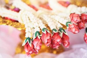 flor guirnaldas en un oro bandeja en tradicion tailandés Boda ceremonia día. jazmín guirnalda foto