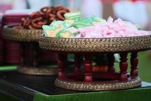 tailandés dulce postres rosado jalea en corazón conformado y plátano magdalena en rota cesta en Boda jardín foto