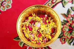 rojo Rosa y maravilla flores pétalos en oro bandeja en tradicion tailandés Boda ceremonia y budismo en el templo foto