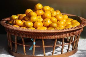 Fresco naranja en plátano hojas en mimbre comida bandeja. tailandés buffet comida tradicion en evento y Boda ceremonia foto