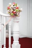 hermosa flores ramo de flores decoración en blanco escalera barandilla Clásico estilo en Boda ceremonia foto