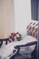 hermosa Rosa flores ramo de flores en blanco velo de novia en Clásico silla en Boda ceremonia. enamorado día foto