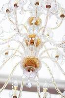 lujo cristal candelabro colgando y decoración Encendiendo en techo en hotel foto