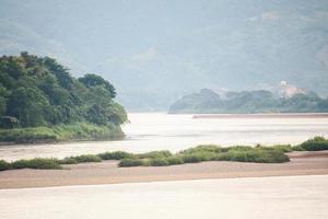 hermosa paisaje de montaña y naturaleza cerca mekhong río el tailandés-laos frontera chaing khong distrito Tailandia foto