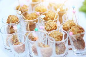 tailandés primavera rodar y frito albóndigas en pequeño vaso taza decorado en buffet mesa foto