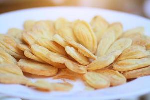 dulce postre mantequilla horneado un pan y galletas en blanco lámina. foto