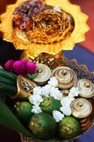 plata y oro tailandés accesorio, verde betel nueces y maravilla flores en dorado bandeja para Boda ceremonia en Tailandia tradicional foto