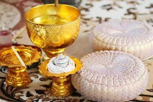 cerámico taza y santo hilo con santo agua un budista en oro bandeja y oro cuenco para tailandés compromiso ceremonia.thai Boda cultura tradicion foto