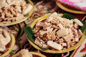 tailandés dulce cereal bar hecho de arroz, tuerca, semillas de sésamo y azúcar en oro bandeja para tailandés compromiso ceremonia. foto