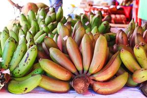 salvaje bananas son etiquetado a el mercado precio en tailandia foto