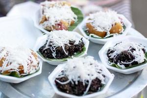 tailandés dulce postre glutinoso arroz con Coco coberturas en plátano hojas. foto