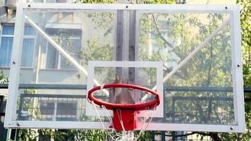 Jeune homme lancement une Balle à le panier dans parc, avoir sur le lay-up et panier, sélectif se concentrer, bruit effet video