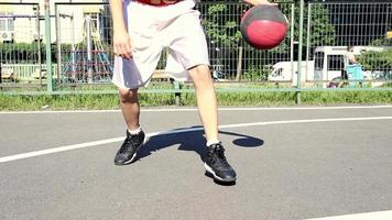 joven jugando baloncesto video