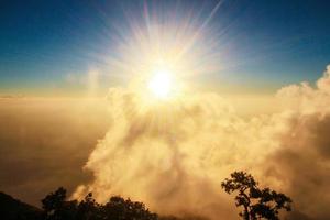 dorado ligero con amanecer en Mañana en el cielo y nube .niebla cubrir el selva colina en Tailandia foto